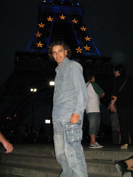 wahd lila fi paris......